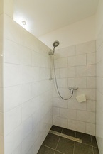 Geräumiges Badezimmer mit Dusche und WC